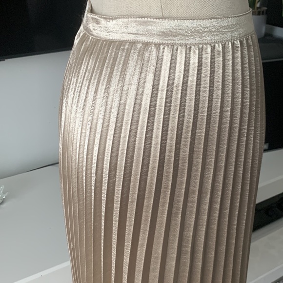 DKNY NWT Gold Satin Pleated Skirt size 8 - Picture 7 of 15